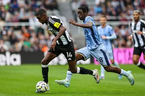 غابوا عن الجولة الأولى.. 7 نجوم ينتظرون الرحيل عن أنديتهم في الدوري الإنجليزي